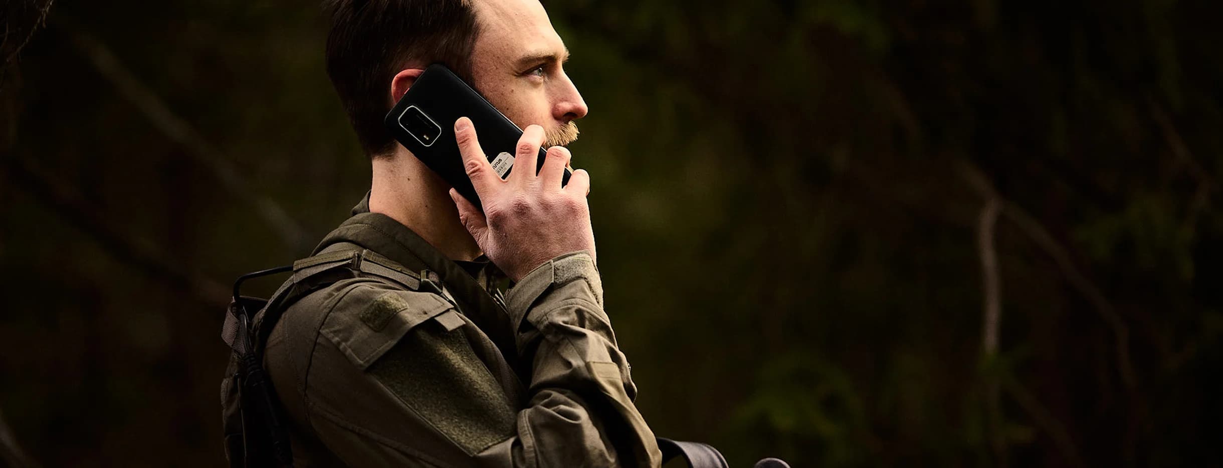 En man som pratar i telefon